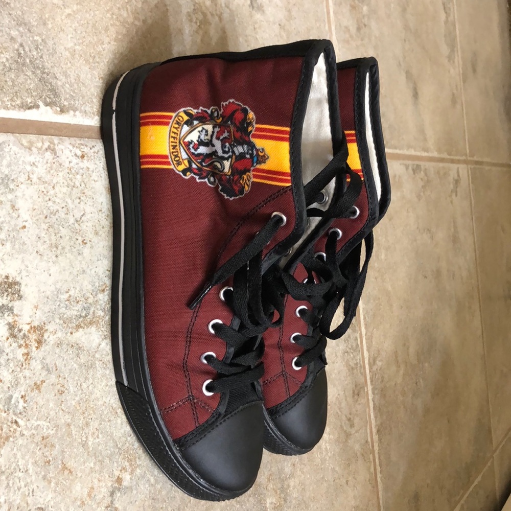 Harry Potter Griffindor high top sneaker shoes. women's 8 men's 6